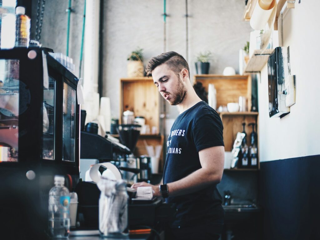 homme utilisant une caisse enregistreuse à l'intérieur d'un comptoir