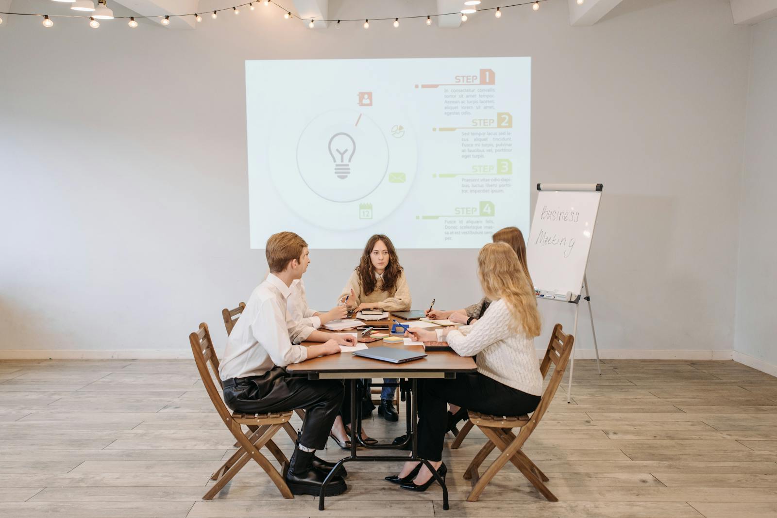 Une équipe d'entreprise discute de nouvelles stratégies dans un environnement de réunion collaboratif.