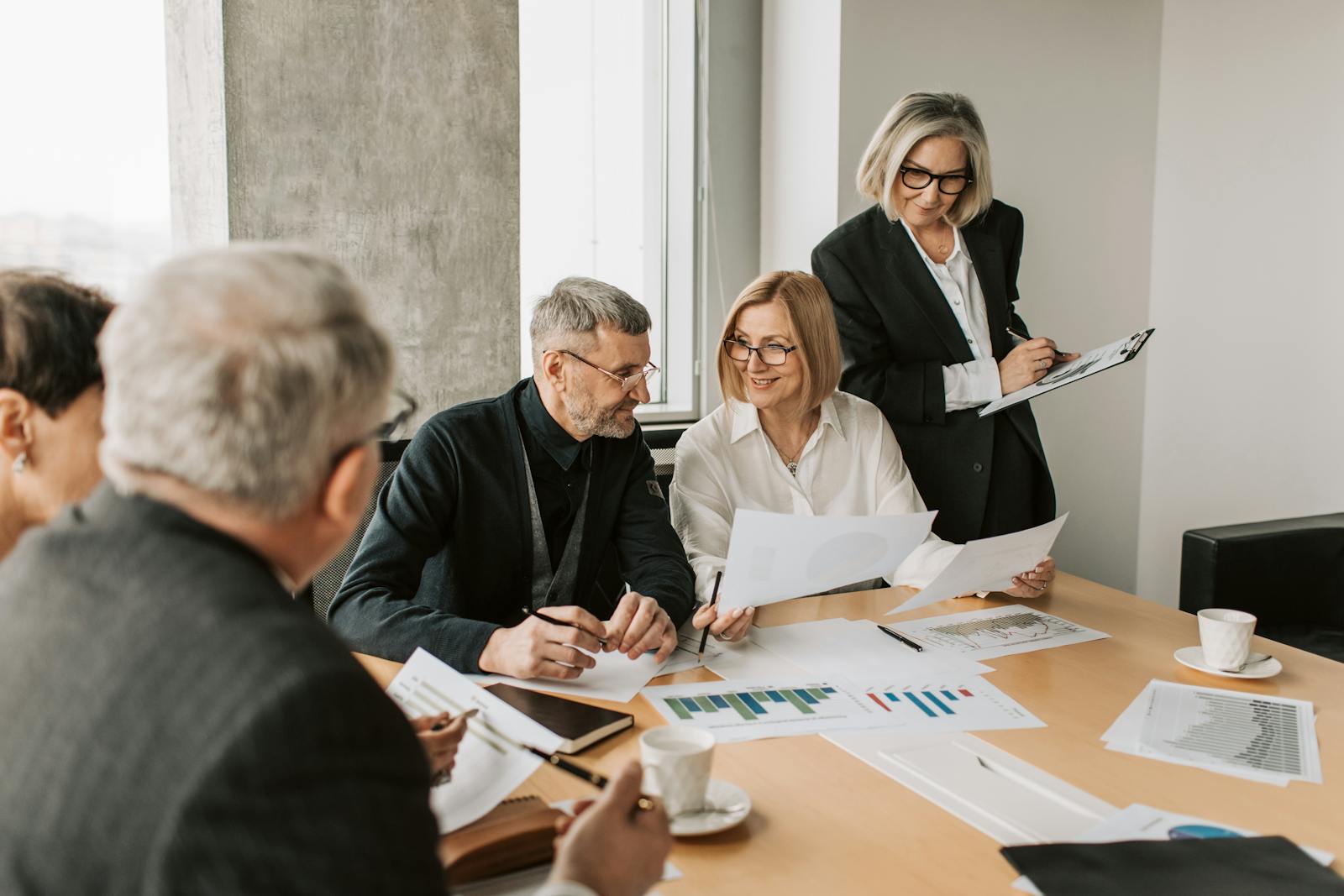 Un groupe diversifié de professionnels du monde des affaires participe à une réunion stratégique.