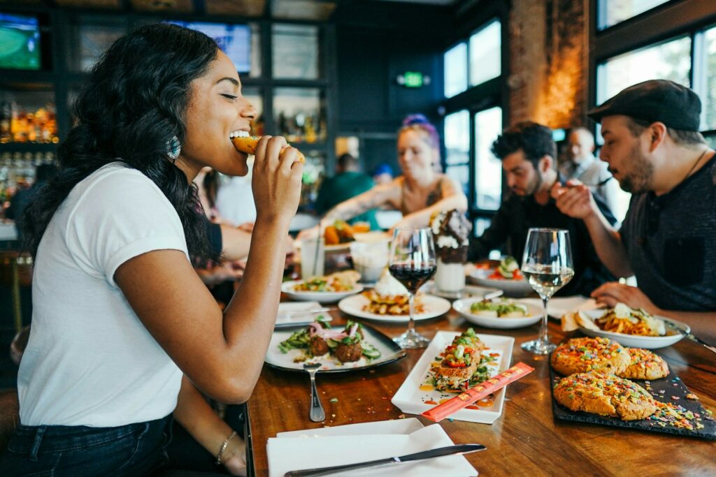 Les secrets des restaurants qui affichent complet : l’œil de l’expert en gestion d’entreprise